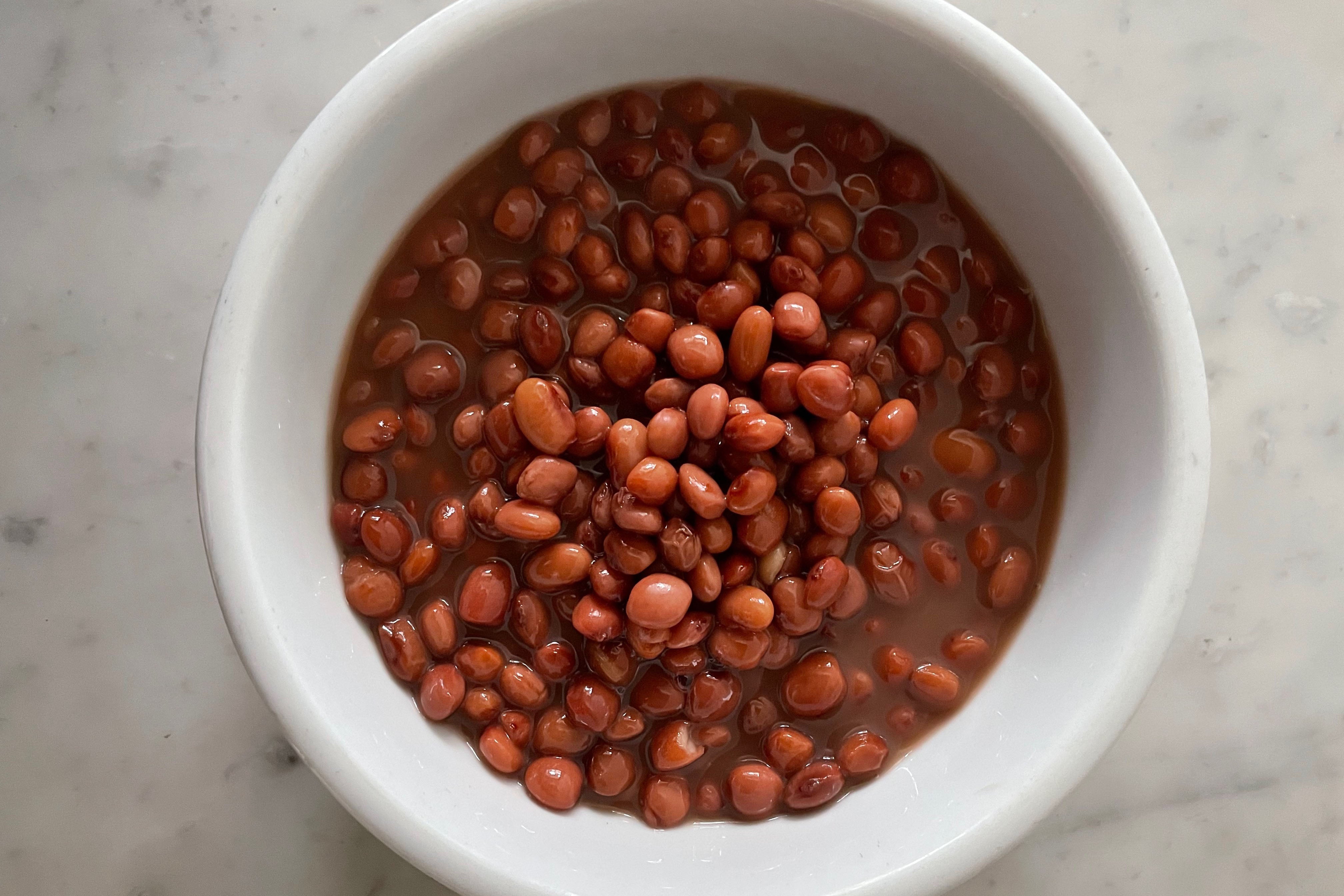 Bowl of cooked Pinquito beans